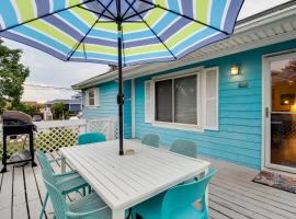 Tybee Island Beach House with Deck and Game Room，位于泰比岛的酒店