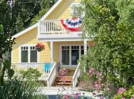 UPSTAIRS Alki Beach APARTMENT - Seattle -Historic-1858