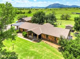 Spacious Country Home Near Ft Sill and Medicine Park，位于劳顿的乡村别墅