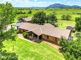 Spacious Country Home Near Ft Sill and Medicine Park，位于劳顿的酒店
