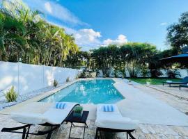 Tropical Oasis House Private Pool Family Yard，位于劳德代尔堡的酒店