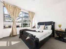 A Stylish Apt for 6 Right Next to Darling Harbour