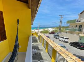 Duplex Miramar Praia das Dunas - P&eacute; na Areia - Ar Condicionado，位于卡波布里奥的酒店