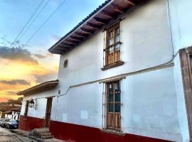 Gorgeous Downtown Chalet with 2 Bedrooms，位于帕茨库卡罗的酒店