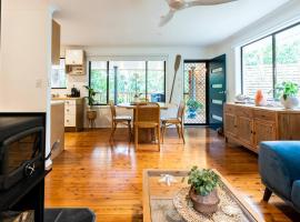 Woodlands Seaside - An Avoca Beach Retreat with Separate Studio，位于阿沃卡海滩的酒店