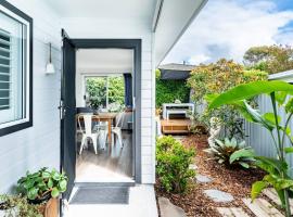 A Chic Coastal Hideaway at Toowoon Bay Beach，位于Toowoon Bay的海滩短租房