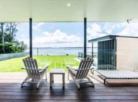 On The Corso - Sun-soaked Serenity with Lake Access，位于Gorokan的酒店