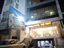 Hotel The First By Goyal Hoteliers，位于阿格拉的酒店