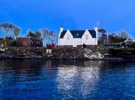 Carnmhor, Isle of Skye - Stunning 242 year old cottage on its own sea shore!，位于Breakish的酒店