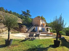 Romantic-Louveteaux-en-Provence****，位于Saint-Pierre的带停车场的酒店