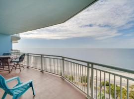 Beachfront Gulfport Vacation Rental with Balcony!，位于格尔夫波特的酒店