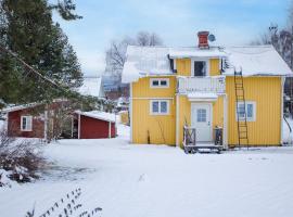 Mysigt hus utanför Järvsö，位于耶尔夫瑟的酒店