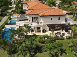 Luxury Villa In Prestigious Pristine Bay, Home Of The Black Pearl Golf Course，位于French Harbor的酒店