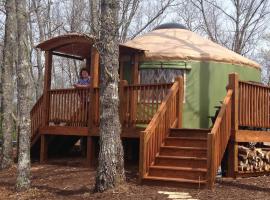 Cherokee @ Sky Ridge Yurts，位于布赖森城的酒店