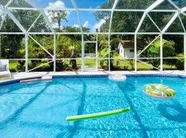 Luxury Jupiter Farm Getaway Heated Pool, BBQ, Game Shed, 1 Acre Yard!