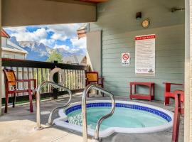 2BR Condo in Canmore [Pool, 3 Hot Tubs, Gym & BBQ]，位于坎莫尔的公寓