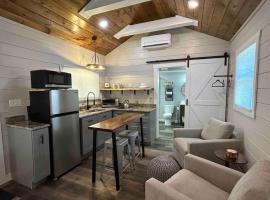 Blissful Nook Tiny Home ~ Cozy Retreat w/ Hot Tub; near Town and Deep Creek，位于布赖森城的小屋