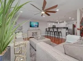 IAH-Houston 5BR Elegant Oasis - Free Parking, WiFi, Sleeps 14