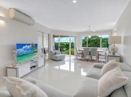 Cairns Waterfront Condo - 5 minutes from airport，位于Cairns North的酒店