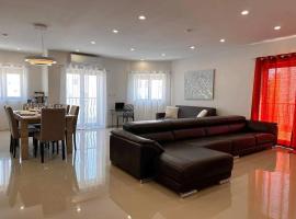 Cozy, Spacious 3 Bedroom Maisonette, 6 to 9 ppl, 1 min walk from Seafront，位于马尔萨什洛克的酒店