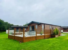 Meadows Lodge with Hot Tub