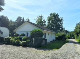 Ferienhaus Inger - stilvolles und modernes Ferienhaus mit Terrasse und Gartennutzung，位于塔尔普的酒店