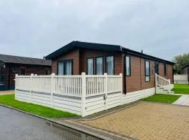 Eastgate Lodge with Hot Tub