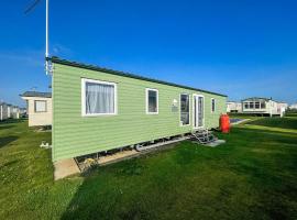 Lovely 8 Berth Caravan Nearby Scratby Beach In Norfolk Ref 50021f，位于大雅茅斯的酒店