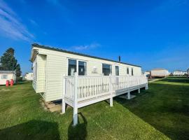 8 Berth Caravan With Decking At California Cliffs Near Scratby Beach Ref 50019f，位于大雅茅斯的酒店