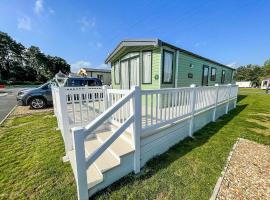 Lovely 6 Berth Caravan At Caldecott Hall Country Park, Norfolk Ref 91010c，位于大雅茅斯的露营地