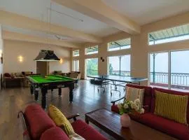 StayVista at Ludlow House Luxury 4BHK Valley View villa in Kasauli with Sauna room