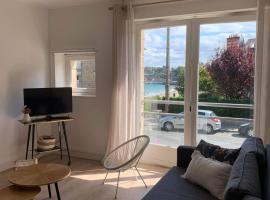 Appartement 40m2 vue sur mer accès direct plage et parking privé，位于迪纳尔的公寓