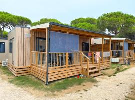 Estivo Premium Deluxe mobile homes on Camping Malibu Beach，位于利多迪耶索罗的露营地