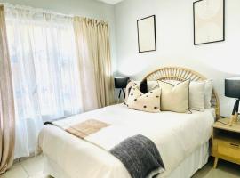 Trendy, Comfortable 1 bedroom Apartments in Mthatha，位于乌姆塔塔纳尔逊曼德拉博物馆附近的酒店