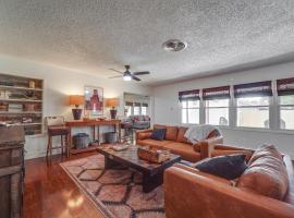 Lubbock Rental Home Near Texas Tech University!，位于拉伯克的酒店