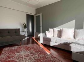 A stylish, newly decorated home!，位于拉赫的酒店