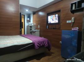 Grand Dhika Apartement by 2325 Studio room with cozy wooden style room，位于Padurenan的酒店