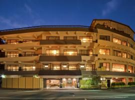 丸荣日式旅馆，位于富士河口湖河口湖缪斯博物馆附近的酒店