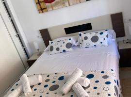 Torrevieja Rooms-Habitaciones，位于托雷维耶哈的酒店