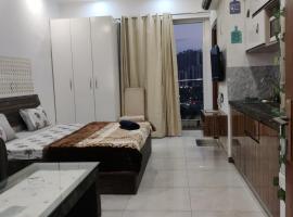 The Forest Stays-Luxury Studio Apartment In Noida，位于诺伊达的酒店