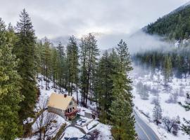 Leavenworth Mountain View Cabin w/ Space to Hike，位于莱文沃思的度假短租房