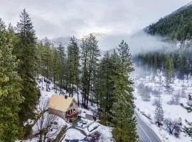 Leavenworth Mountain View Cabin w/ Space to Hike