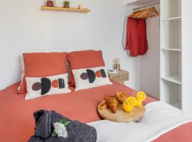 L'écrin des Bois - Proche aéroport Beauvais, Chantilly, forêt de Hez-Froidmont, parking public gratuit, Wifi & Netflix，位于克莱蒙的酒店
