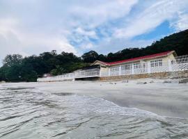 Private Beach-front Haven by StayCo - Seaview Pool, KTV & Speaker System, Beach Air Loft, Private Beach Access and Beyond!，位于丹绒武雅的酒店