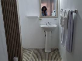 SKY BEACH ROOMS，位于Hopewell的酒店