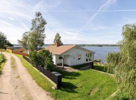 Cottage with its own sandy beach near Vimmerby，位于维默比的酒店