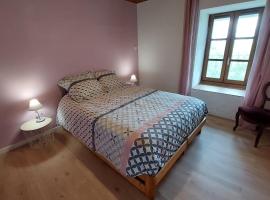 Gîte pour 6 pers avec jardin clos proche Aurillac，位于Vezels-Roussy的酒店
