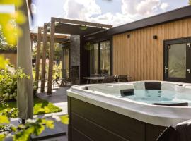 Mooi Twente Lodges - privé Spa en sauna，位于马尔克洛的带按摩浴缸的酒店