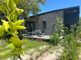 Tiny House Framed by Nature near Sea in Karaburun，位于伊兹密尔的度假屋