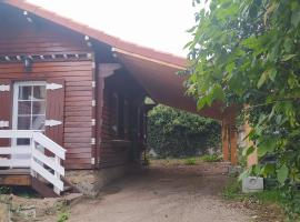logement indépendant attenant à une maison dans grand jardin，位于Retournac的酒店